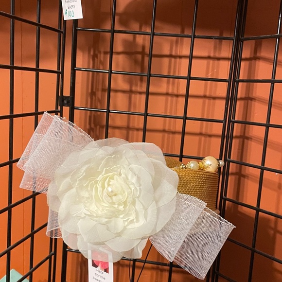 Elegant Cream Floral Hair Accessory - Picture 6 of 6